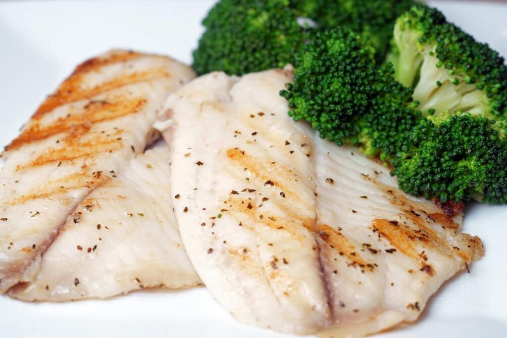 El pescado al horno o hervido es un plato abundante en el menú dietético de Osama Hamdiy
