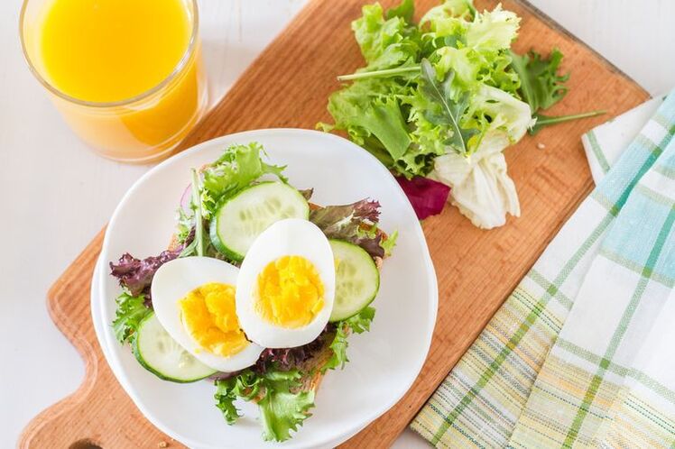 Ensalada de pepino y huevo cocido