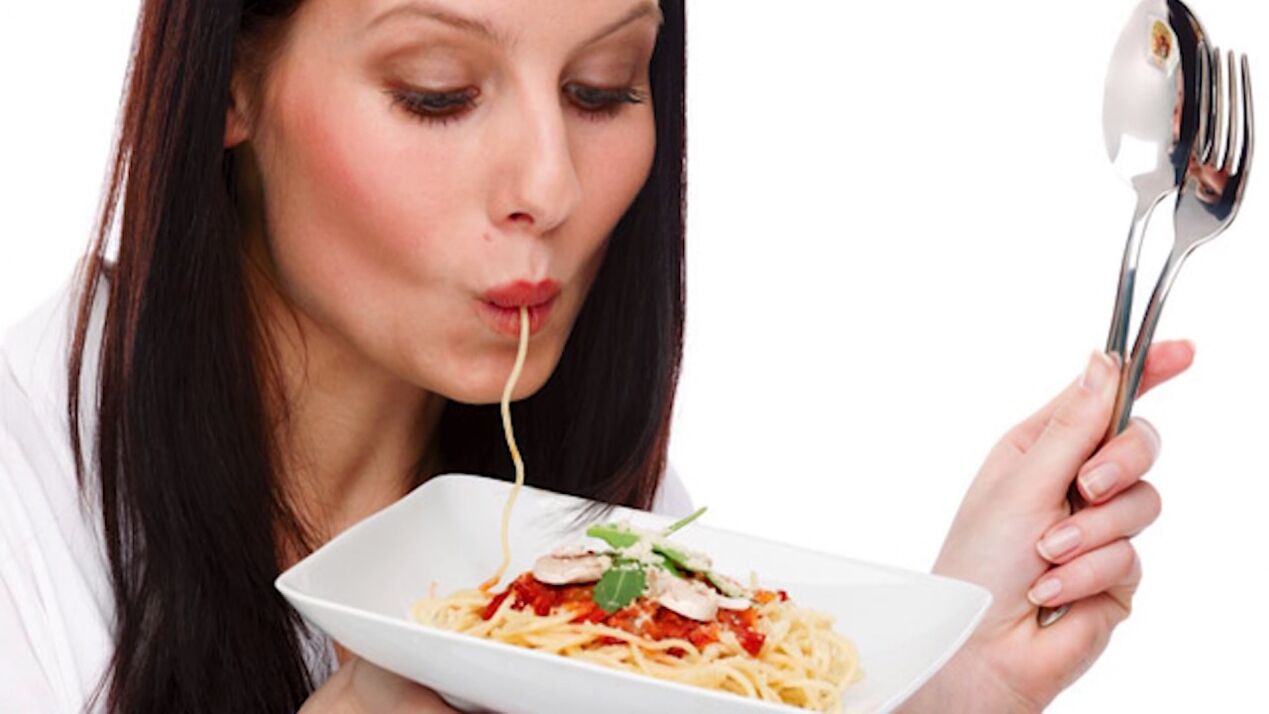 mujer comiendo espaguetis para adelgazar su vientre